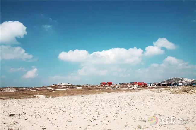 平潭位于福建东部,形似神兽麒麟舞动在台湾海峡,是离台湾最近的大陆岛屿。惬意而唯美的海岛,海天一色,鸥鸟回翔,帆影点点,渔歌阵阵。平潭县,简称岚,是福建省第一大岛,我国第五大岛,素有千礁岛县之称,是著名渔业基地。 石头厝 平潭岛,光长石头不长草,风沙满地跑,房子像碉堡.