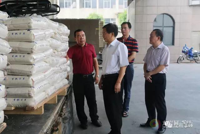 市总工会领导为获得省和谐劳动关系企业授牌