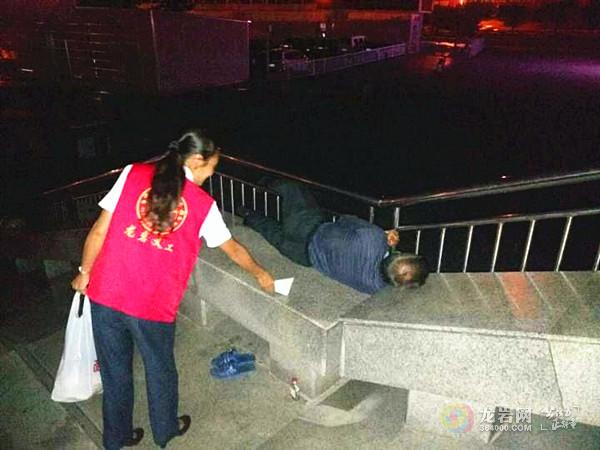 持续366天做面包人龙岩义工给流浪者送面包