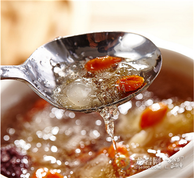 【夏季轻滋补】九物家桃胶皂角米雪燕丑耳羹 
