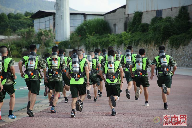 烈日练兵!看龙岩消防官兵救援技能大比武