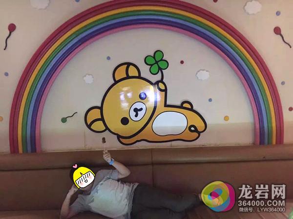 模范好老公:为妻子买1万条裙子 他们说世界上