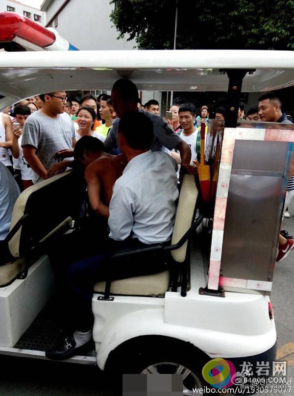 小偷成都体院行窃 遭百人围打衣服被撕烂_龙岩