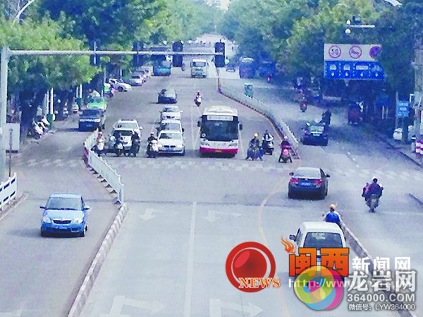 新罗溪南桥:左转直行可同道 但不能压单黄线_