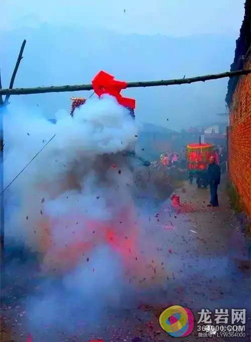 震耳欲聋火光冲天!连城新泉镇元宵节烧炮 恭迎三太祖师_龙岩网